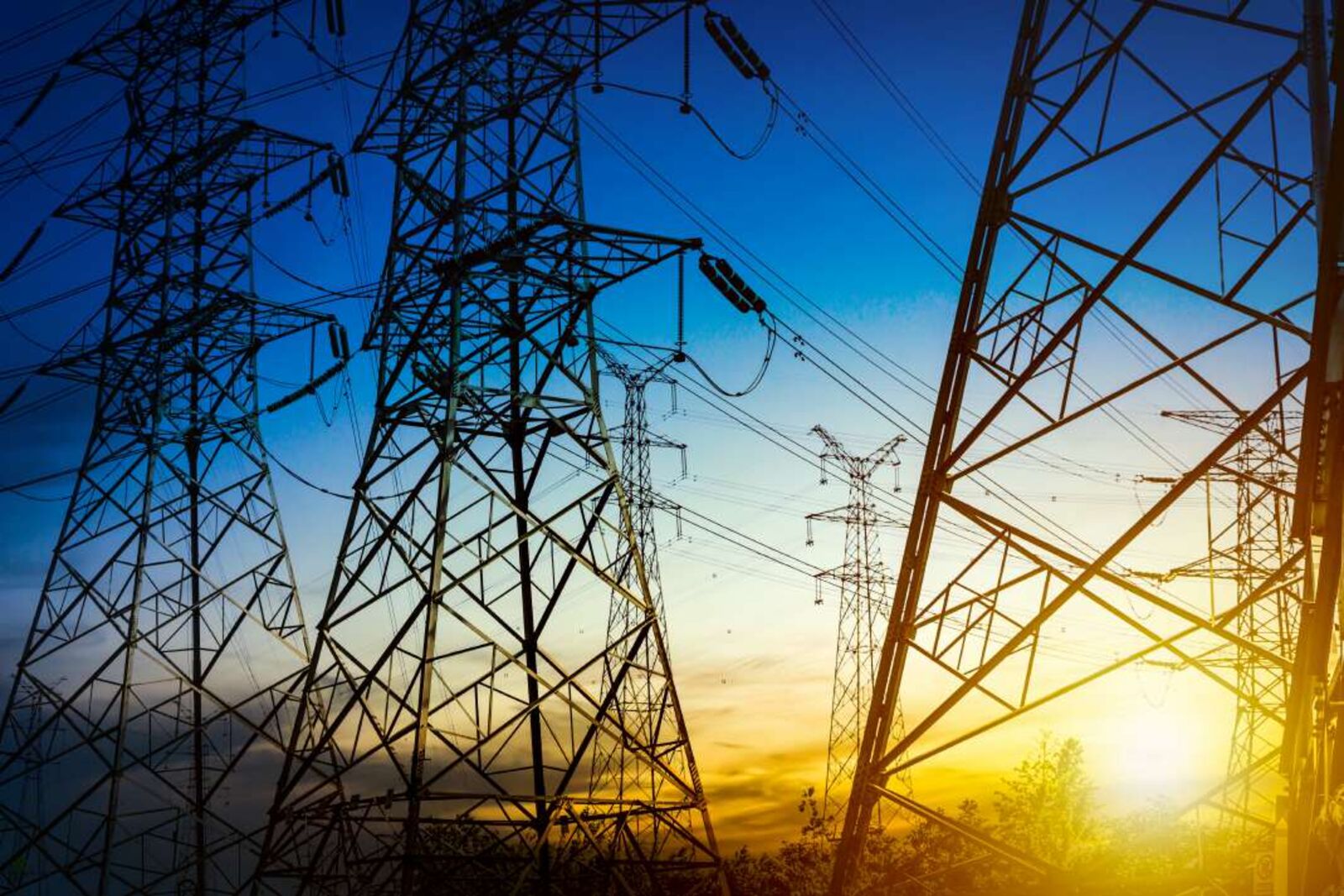 Líneas de transmisión eléctrica al atardecer