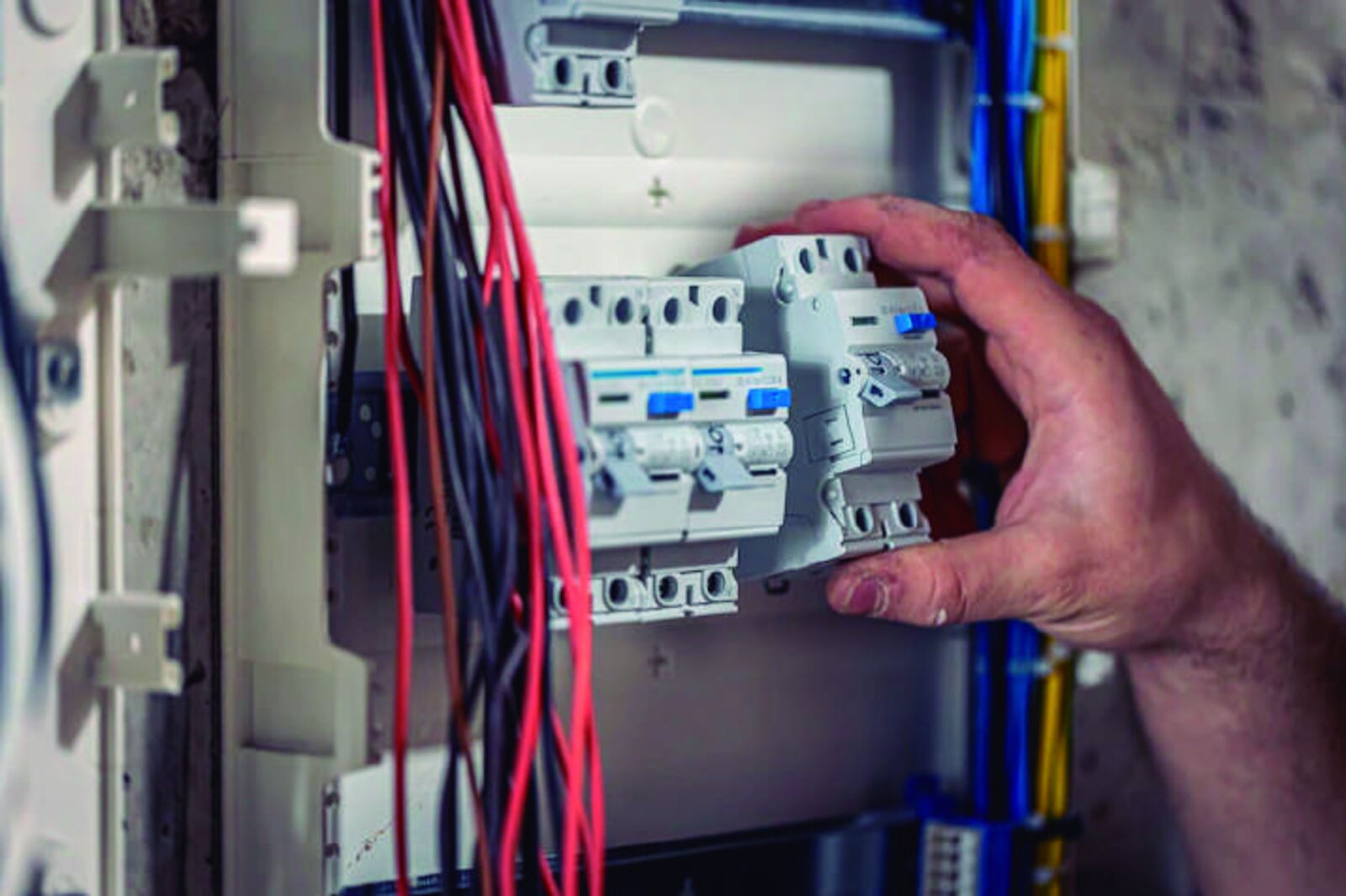Técnico interviniendo un tablero eléctrico